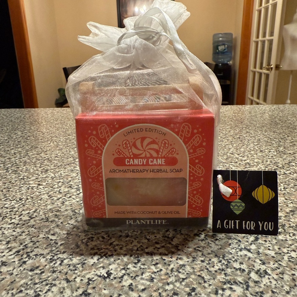 Plantlife Limited Edition Candy Cane Aromatherapy Herbal Soap gift set NWT